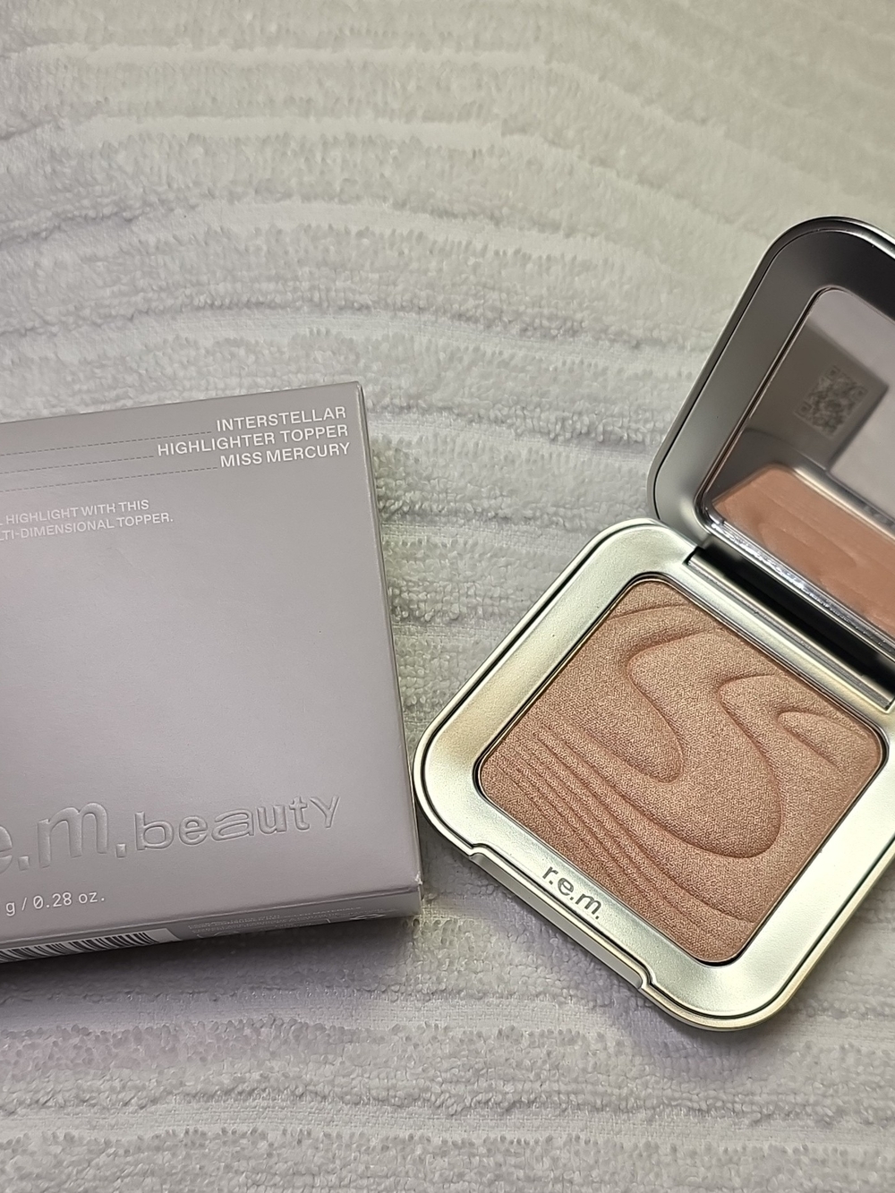 r.e.m. beauty Interstellar Highlighter Topper - Miss Mercury (Peachy Champagne)